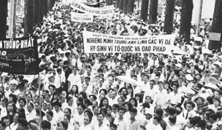 Phong trào phản chiến và Phật giáo xuống đường năm 1963 tại miền Nam - Ảnh: LIFE