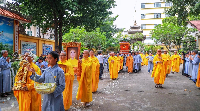Cung thỉnh kim quan Thượng tọa Thích Quảng Tánh từ tổ đình Phước Viên đến nơi trà-tỳ - Ảnh: Nguyên Tài/BGN