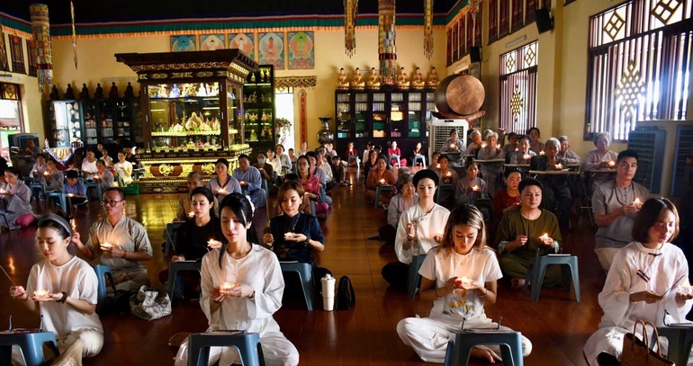 Ca sĩ, người mẫu Diệp Lâm Anh tham dự lễ Vu lan tại tu viện Như Giác