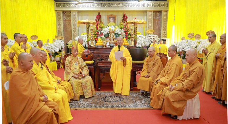 Thượng tọa Thích Quảng Hiền cung tuyên tiểu sử cố Thượng tọa Thích Quảng Tánh trong Lễ truy niệm - Ảnh: Nguyên Tài/BGN