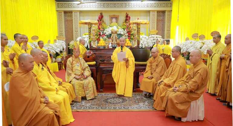 Thượng tọa Thích Quảng Hiền cung tuyên tiểu sử cố Thượng tọa Thích Quảng Tánh trong Lễ truy niệm - Ảnh: Nguyên Tài/BGN