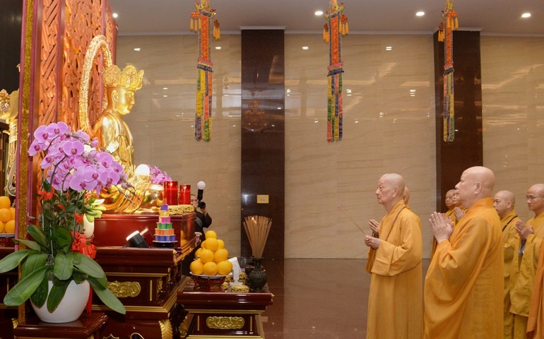 Đức Pháp chủ niêm hương cầu nguyện trước tôn tượng Bồ-tát Địa Tạng trong Pháp hội Vu lan Phật lịch 2569 (2025) tại Việt Nam Quốc Tự - Ảnh: Bảo Toàn/BGN