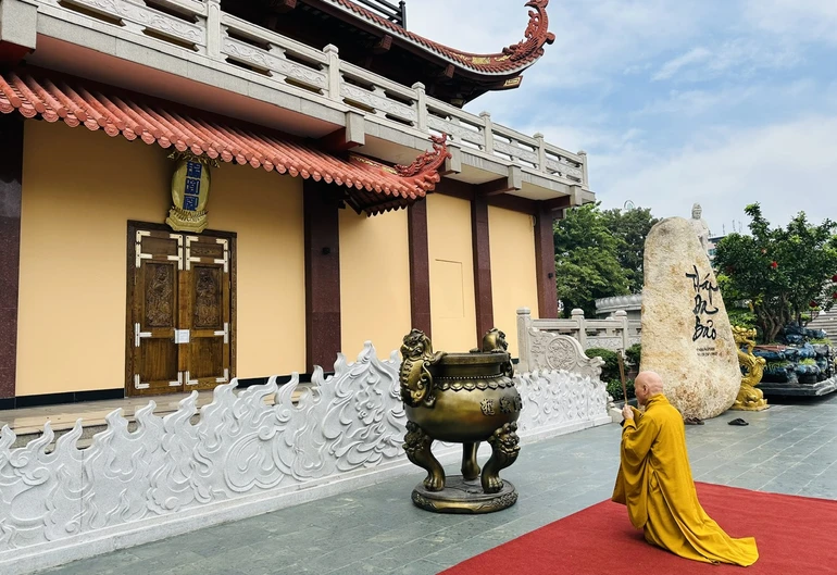 Trưởng lão Hòa thượng Thích Giác Quang thành kính dâng hương tưởng niệm trước tháp Đa Bảo, nơi đang tôn trí xá-lợi Trái tim Bồ-tát Thích Quảng Đức, sáng 12-9-2025