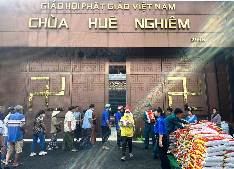 900 phần quà được Đạo tràng Pháp Hoa chùa Huê Nghiêm trao tặng đến bà con khó khăn