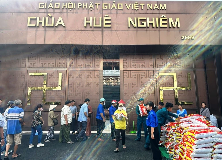 900 phần quà được Đạo tràng Pháp Hoa chùa Huê Nghiêm trao tặng đến bà con khó khăn