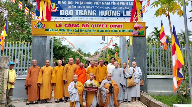 Chư tôn đức và lãnh đạo địa phương lưu niệm sau khi thượng bảng điểm sinh hoạt tôn giáo tập trung Hương Liên