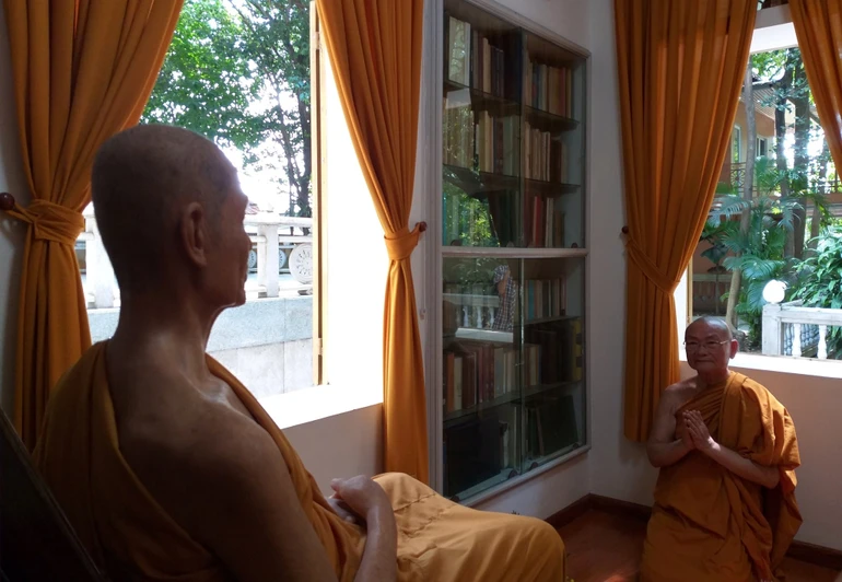 Trưởng lão Hòa thượng Viên Minh đảnh lễ trước tượng Đại lão Hòa thượng Hộ Tông - Ảnh: F.TĐBL