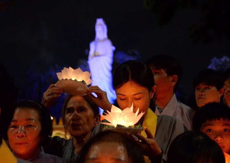 Đông đảo Phật tử tham dự cầu nguyện - Ảnh: Bảo Toàn/BGN