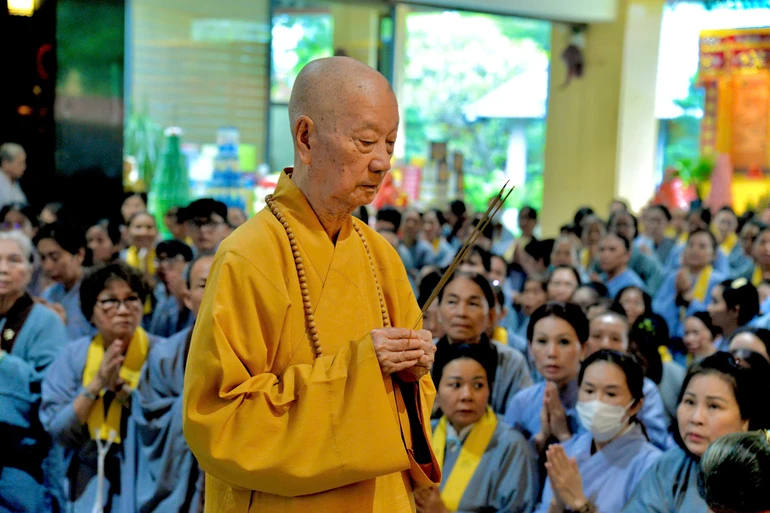 Đại lão Hòa thượng Thích Trí Quảng cầu nguyện trong đàn tràng