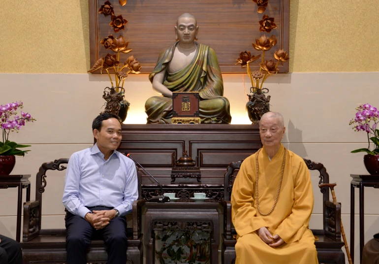 Bí thư Thành ủy TP.HCM Trần Lưu Quang chào thăm đức Pháp chủ GHPGVN - Ảnh: Bảo Toàn/BGN