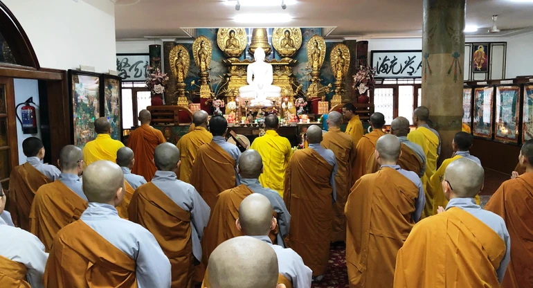 Tăng Ni Đại học Delhi tập trung Bố-tát tại Trung Tâm Phật giáo Thế giới