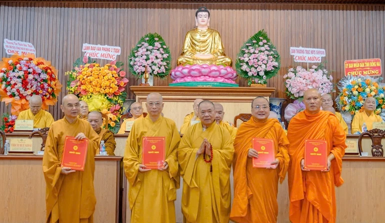 Trưởng lão Hòa thượng Thích Thiện Pháp trao quyết định chuẩn y nhân sự đến chư tôn đức Ban Trị sự GHPGVN tỉnh Đồng Nai