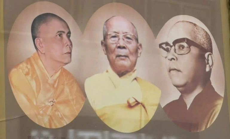 Chân dung chư vị Trưởng lão Hòa thượng Thích Thiện Siêu (giữa), Hòa thượng Thích Trí Quang (trái) và Hòa thượng Thích Thiện Minh tại tổ đình Từ Đàm