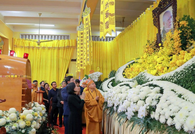 Phái đoàn lãnh đạo Đảng, Nhà nước, MTTQVN do Ủy viên Trung ương Đảng, Phó Chủ tịch Quốc hội Nguyễn Thị Thanh dẫn đầu viếng tang Trưởng lão Hòa thượng Thích Trí Tịnh - Ảnh: Nguyên Tài/BGN