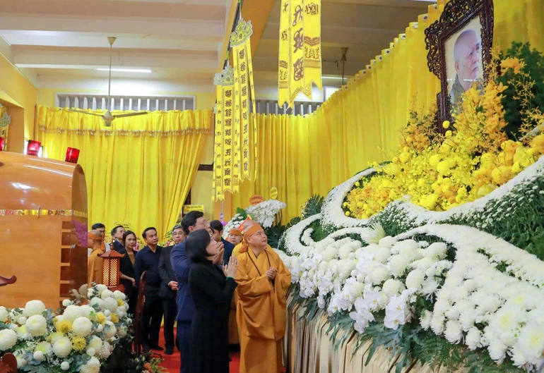 Phái đoàn lãnh đạo Đảng, Nhà nước, MTTQVN do Ủy viên Trung ương Đảng, Phó Chủ tịch Quốc hội Nguyễn Thị Thanh dẫn đầu viếng tang Trưởng lão Hòa thượng Thích Trí Tịnh - Ảnh: Nguyên Tài/BGN