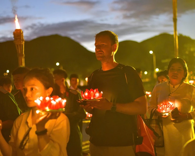 Người dân, du khách quốc tế tham dự Lễ cầu nguyện tại Cầu Tàu 914 - Đặc khu Côn Đảo cùng chư Tăng, lãnh đạo Đảng, Chính quyền TP.HCM - Ảnh: Quảng Đạo/BGN