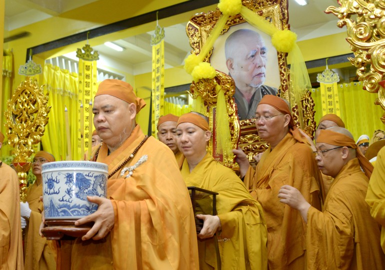 Thượng tọa Thích Thanh Phong thỉnh bát nhang trong Lễ phụng tống kim quan Trưởng lão Hòa thượng Thích Trí Tịnh từ chùa Vĩnh Nghiêm về Linh Phong Thiền Uyển ngày 12-10-2025 - Ảnh: Bảo Toàn/BGN