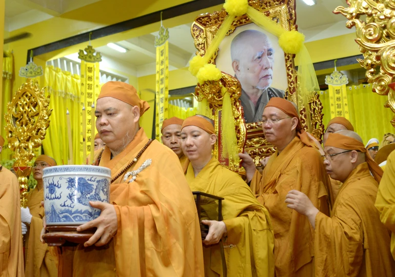 Thượng tọa Thích Thanh Phong thỉnh bát nhang trong Lễ phụng tống kim quan Trưởng lão Hòa thượng Thích Trí Tịnh từ chùa Vĩnh Nghiêm về Linh Phong Thiền Uyển ngày 12-10-2025 - Ảnh: Bảo Toàn/BGN