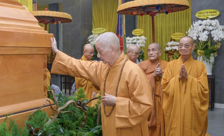 Đức Pháp chủ GHPGVN quang lâm chùa Phổ Quang viếng tang Hòa thượng Thích Thiện Tánh, Phó Chủ tịch Hội đồng Trị sự tân viên tịch - Ảnh: Bảo Toàn/BGN