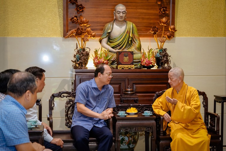 Bí thư Tỉnh ủy Cà Mau Nguyễn Hồ Hải thăm Đức Pháp chủ GHPGVN - Ảnh: Nguyện Truyền/BGN