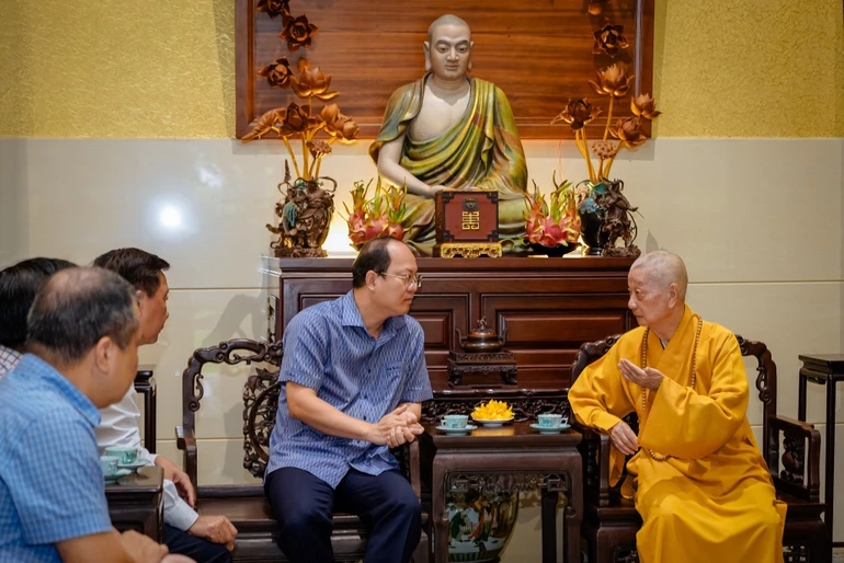 Bí thư Tỉnh ủy Cà Mau Nguyễn Hồ Hải thăm Đức Pháp chủ GHPGVN - Ảnh: Nguyện Truyền/BGN