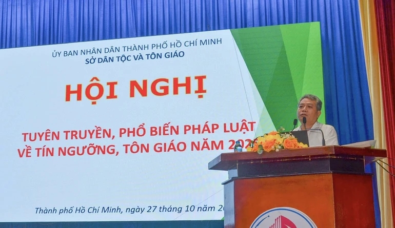 Phó Trưởng phòng Phật giáo - Sở Dân tộc và Tôn giáo TP.HCM Vũ Huy Long thuyết trình tại hội nghị - Ảnh: Nguyên Tài/BGN