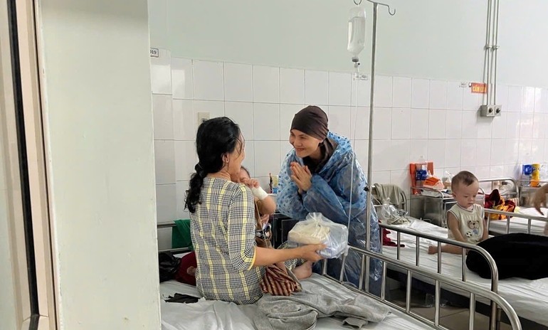 Chia sẻ với bà con tại các bệnh viện ngày 28-10- Ảnh Diệu Trạm