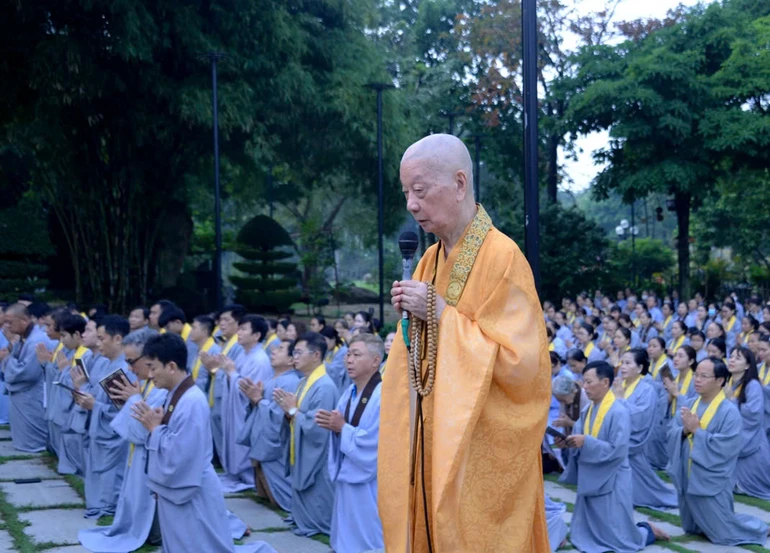 Đại lão Hòa thượng Thích Trí Quảng thân lâm niêm hương, xưng tán danh hiệu và hạnh nguyện của Đức Bồ-tát Quán Thế Âm, hồi hướng đến đồng bào các tỉnh bị thiên tai hoành hành - Ảnh: Bảo Toàn/BGN