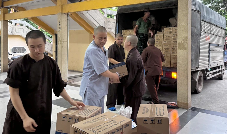 Chư Tăng điểm tập kết thực phẩm chùa Vĩnh Nghiêm khẩn trương bốc xếp hàng để chuyển ra Khánh Hòa phục vụ các bếp ăn dã chiến