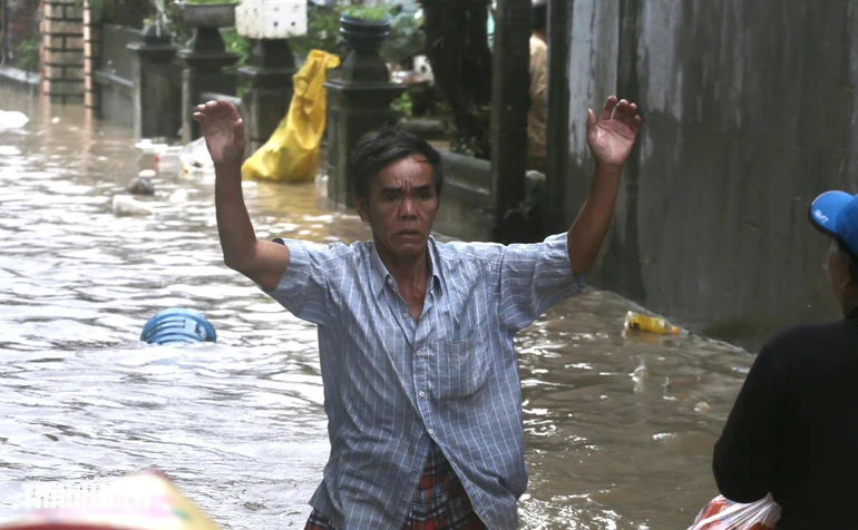 Bão, lũ lụt đã khiến nhiều người tử vong, mất mát và thiệt hại nặng nề, ảnh hưởng đến đời sống các tỉnh miền Trung vốn đã khó khăn lại chồng thêm khó khăn