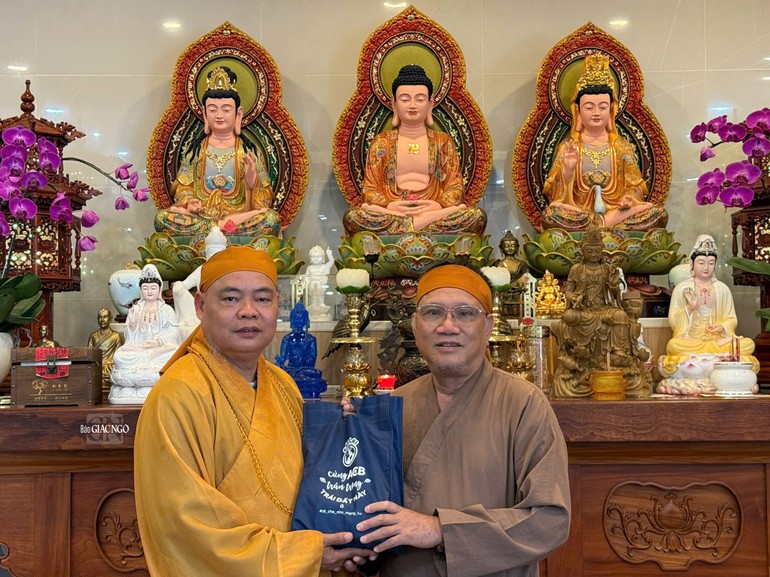 Thượng tọa Thích Thanh Phong tiếp nhận 600 triệu đồng từ Anh hùng lao động Hoàng Đức Thảo - người được cố Trưởng lão Hòa thượng Thích Trí Tịnh giao phó việc tạm giữ dùng cho các thiện sự