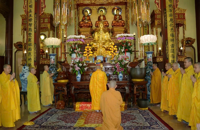 Lễ cúng ngọ tại chánh điện thiền viện Vạn Hạnh - TP.HCM tưởng niệm 9 năm ngày Trưởng lão Hòa thượng Thích Chơn Thiện viên tịch