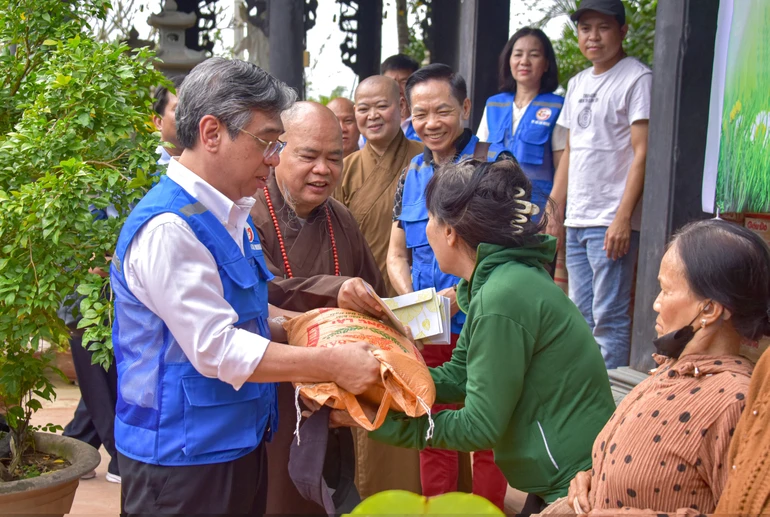 Phó Bí thư Thành ủy, Chủ tịch Ủy ban MTTQVN TP.HCM Nguyễn Phước Lộc và Thượng tọa Thích Thanh Phong trao quà đến bà con tỉnh Khánh Hòa, giúp bà con tái thiết cuộc sống sau thiên tai lũ lut