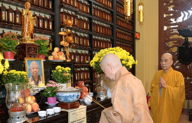 Đại lão Hòa thượng Thích Trí Quảng thắp hương cầu nguyện, tưởng niệm cựu học Tăng Long Nguyệt, đồng liêu Phật học đường Nam Việt, vừa từ trần tại Nhật Bản - Ảnh: Bảo Toàn/BGN