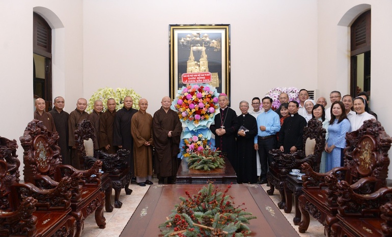 Phái đoàn Ban Trị sự GHPGVN TP.HCM chúc mừng Giáng sinh năm 2025 tại Tòa Tổng Giám mục TP.HCM - Ảnh: Bảo Toàn/BGN