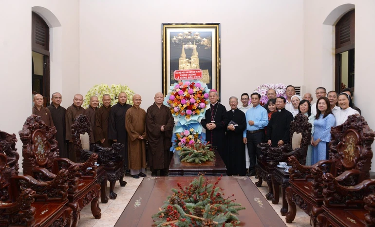 Phái đoàn Ban Trị sự GHPGVN TP.HCM chúc mừng Giáng sinh năm 2025 tại Tòa Tổng Giám mục TP.HCM - Ảnh: Bảo Toàn/BGN