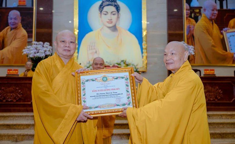 Trưởng lão Hòa thượng Thích Thiện Nhơn trao Bằng tuyên dương công đức đến Hòa thượng Thích Lệ Trang