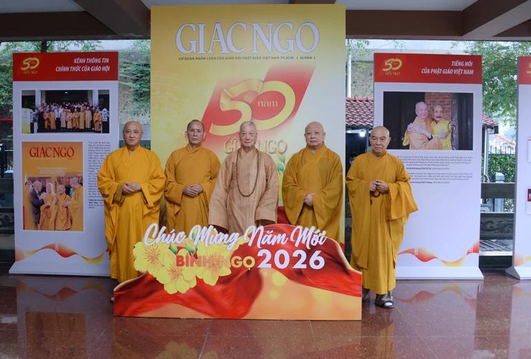 Đức Pháp chủ GHPGVN và Hòa thượng Thích Lệ Trang, Hòa thượng Thích Thiện Thống, Hòa thượng Thích Huệ Thông, Hòa thượng Thích Nhựt Hỷ tại không gian chụp ảnh lưu niệm - Ảnh: Bảo Toàn/BGN