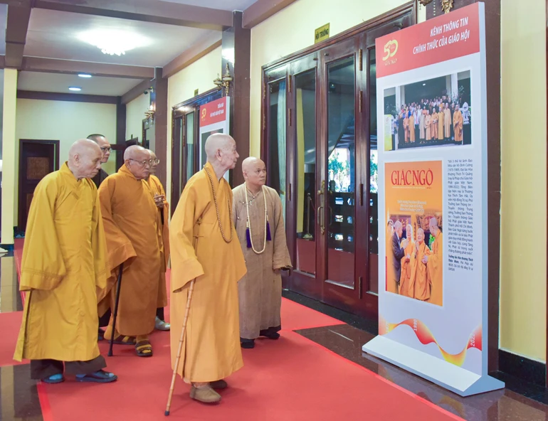 Đức Pháp chủ và chư vị Trưởng lão xem các dấu ấn của Báo Giác Ngộ trưng bày tại Việt Nam Quốc Tự - Ảnh: Quảng Đạo