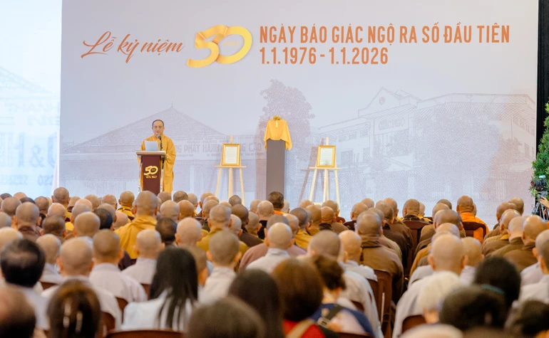 Thượng tọa Thích Tâm Hải, Tổng Biên tập phát biểu khai mạc trong Lễ kỷ niệm 50 năm Báo Giác Ngộ, diễn ra tại Việt Nam Quốc Tự, ngày 31-12-2025 - Ảnh: Đăng Huy