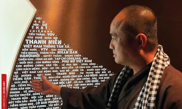 Báo Giác Ngộ giữa những tên tuổi các cơ quan báo chí khác được tôn vinh trên bảng biểu tượng tại Bảo tàng Báo chí Việt Nam, Hà Nội - Ảnh: Lương Hoàng