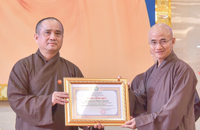 Thượng tọa Thích Tâm Hải nhận Bằng công đức của Ban Thường trực Ban Trị sự GHPGVN TP.HCM ghi nhận những đóng góp tích cực trong công tác thông tin - truyền thông Phật giáo TP.HCM năm 2025 - Ảnh: Quảng Đạo/BGN
