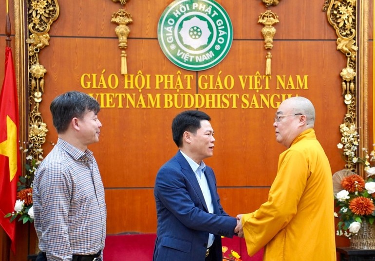 Trưởng lão Hòa thượng Thích Thanh Nhiễu tiếp lãnh đạo Cục An ninh nội địa - Bộ Công an, tại chùa Quán Sứ