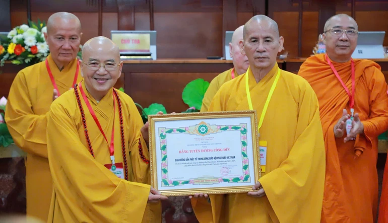 Hòa thượng Thích Thiện Thống trao Bằng tuyên dương công đức của GHPGVN đến Hòa thượng Thích Khế Chơn - Phó Chủ tịch Hội đồng Trị sự, Trưởng ban Hướng dẫn Phật tử T.Ư - Ảnh: Trung Thắng