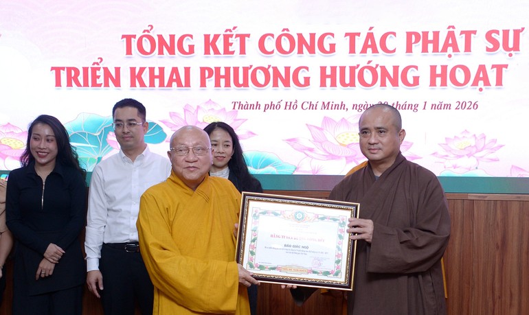 Hòa thượng Thích Gia Quang, Phó Chủ tịch Hội đồng Trị sự, Trưởng ban Thông tin - Truyền thông T.Ư trao Bằng tuyên dương công đức của Ban Thường trực Hội đồng Trị sự GHPGVN đến Báo Giác Ngộ