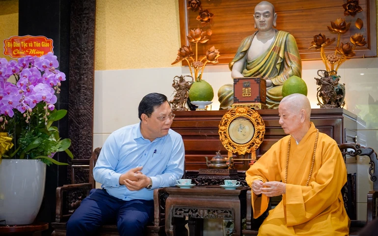 Đức Pháp chủ GHPGVN và Thứ trưởng Bộ Dân tộc và Tôn giáo Nguyễn Hải Trung - Ảnh: Nguyện Truyền/BGN