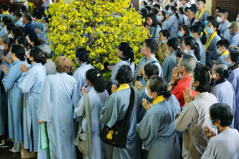 Phật tử đến chùa lễ Phật đầu năm - Ảnh: Trần Thế Phong/Báo Giác Ngộ