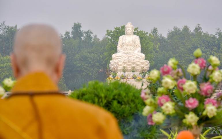 Đức Pháp chủ chứng minh Lễ Phật thành đạo tại HVPGVN tại TP.HCM - Ảnh: Quảng Đạo/BGN