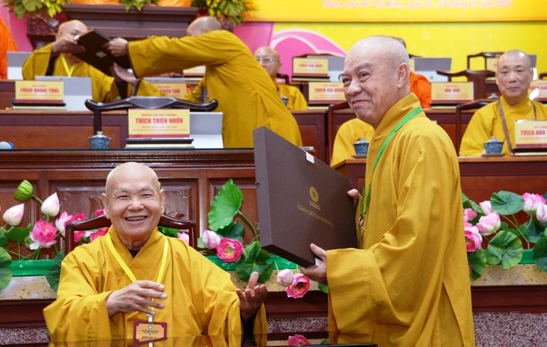 Hòa thượng Thích Nhựt Hỷ, Phó Trưởng ban Thường trực Ban Trị sự GHPGVN TP.HCM đón nhận Giáo chỉ của Đức Pháp chủ do Trưởng lão Hòa thượng Thích Thiện Nhơn đại vị trao cho đơn vị GHPGVN TP.HCM - Ảnh: Bảo Toàn/BGN