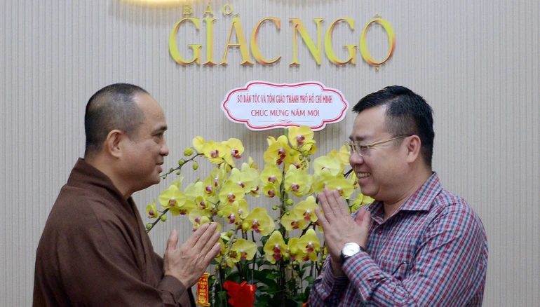 Giám đốc Sở Dân tộc và Tôn giáo TP.HCM với Thượng tọa Tổng Biên tập Báo Giác Ngộ - Ảnh: Bảo Toàn/BGN